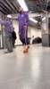 詹姆斯球员通道的逗比行为.....看的出来很欢快😂